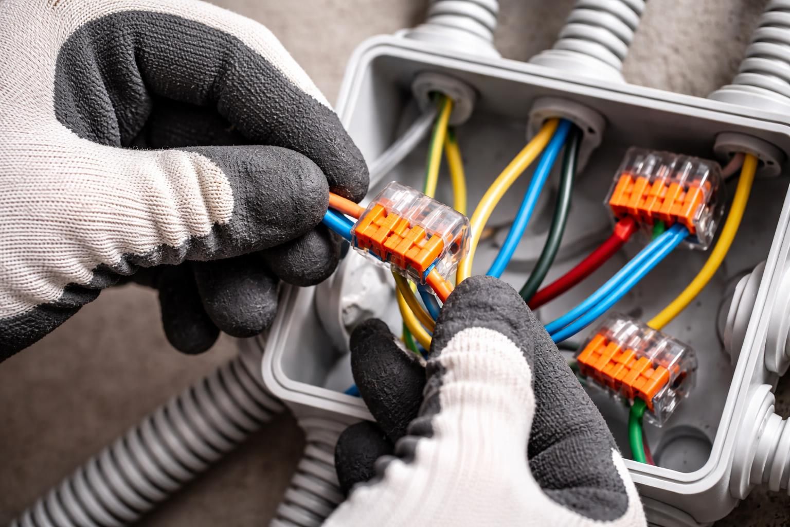 découvrez notre guide complet pour maîtriser le câblage des prises électriques et comprendre facilement les schémas électriques.