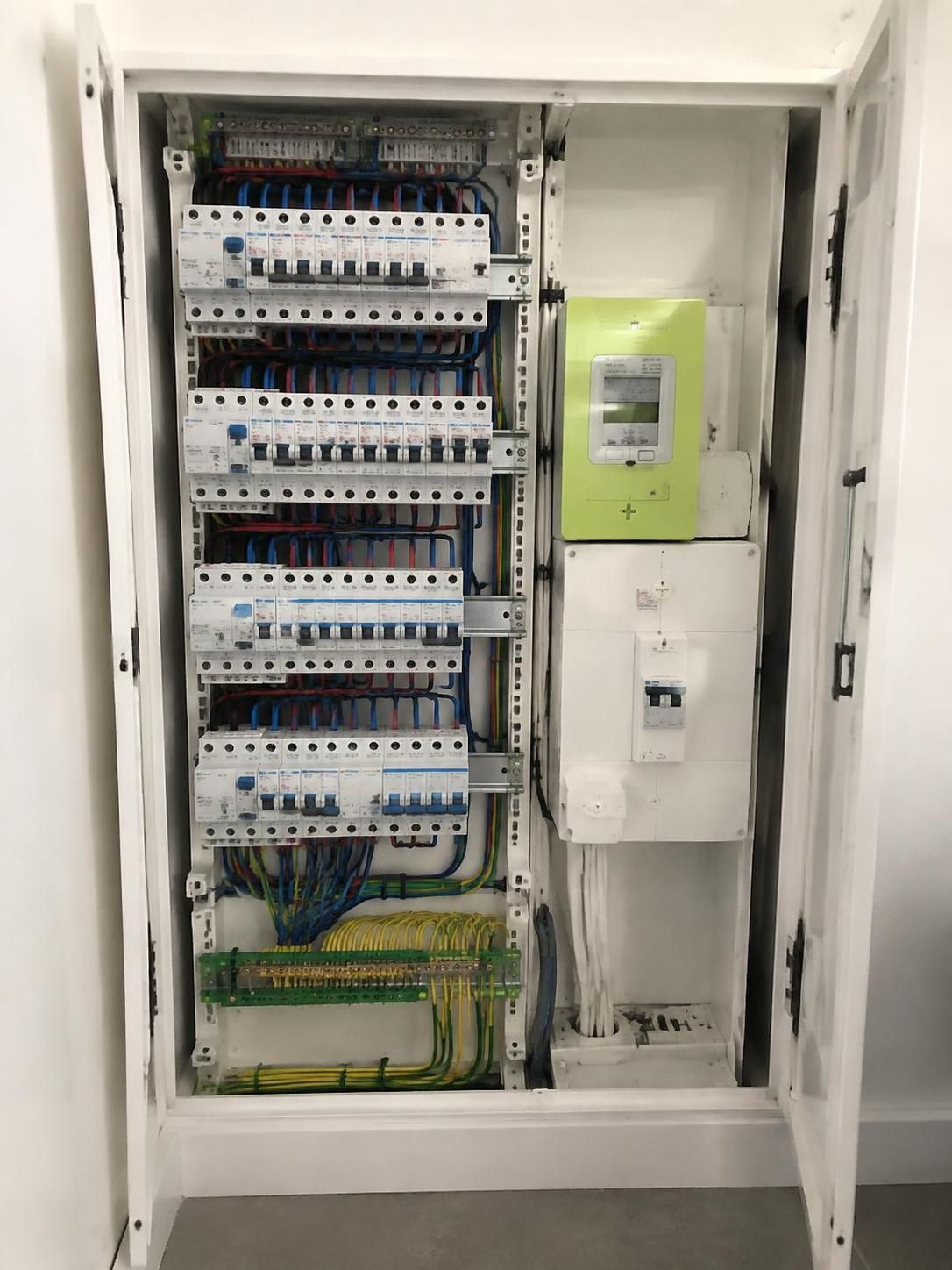découvrez comment raccorder un tableau électrique au compteur en toute sécurité : étapes, normes à respecter et conseils pratiques pour une installation fiable.