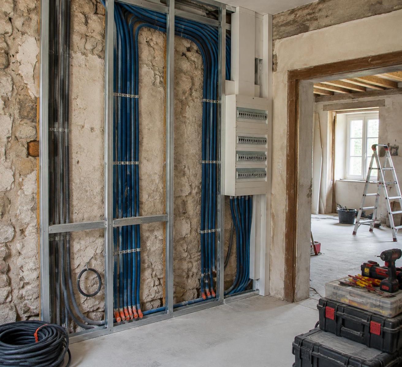découvrez comment remplacer une ancienne gaine textile : étapes, précautions et conseils pour moderniser votre installation électrique en toute sécurité.