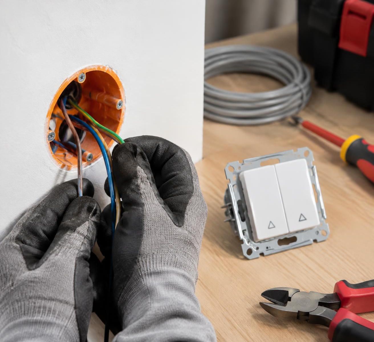 découvrez comment installer et câbler un interrupteur de volet roulant pas à pas : types de commandes, branchements électriques et conseils de sécurité.